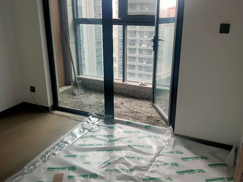 陽臺改造成品保護：各種裝修物料的進場以及各種建筑裝修垃圾的清理，都會經過入戶門，這些物品在搬運的過程中，難免會和入戶門發生磕碰，造成入戶門的磕碰劃傷，所以，第一個需要做好成品保護的地方就是入戶門。 做法：在裝修開工前直到家具進場期間，都需要對入戶門進行保護！可以使用成品保護膜將門包裹。 在進行木門、櫥柜、家具等的相關的安裝或組裝的過程中，成品保護主要體現在兩個方面：一是原有的墻面、地面裝飾的保護，盡量避免因為這些安裝工程對已裝的部分造成破壞；二是安裝的物品本身的保護，注意不要在安裝過程中造成磕碰、劃傷等損傷。 好處：1.美觀；2.避免后期刮膩子滴到柜子上；3.避免后期安裝碰到，導致油漆脫落和刮痕；4.防塵。