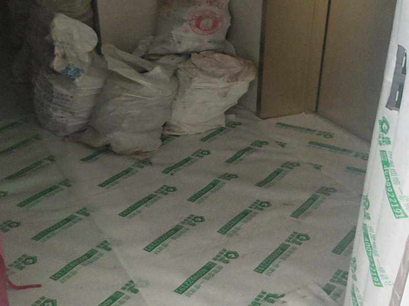 陽臺改造成品保護：各種裝修物料的進場以及各種建筑裝修垃圾的清理，都會經過入戶門，這些物品在搬運的過程中，難免會和入戶門發生磕碰，造成入戶門的磕碰劃傷，所以，第一個需要做好成品保護的地方就是入戶門。 做法：在裝修開工前直到家具進場期間，都需要對入戶門進行保護！可以使用成品保護膜將門包裹。 在進行木門、櫥柜、家具等的相關的安裝或組裝的過程中，成品保護主要體現在兩個方面：一是原有的墻面、地面裝飾的保護，盡量避免因為這些安裝工程對已裝的部分造成破壞；二是安裝的物品本身的保護，注意不要在安裝過程中造成磕碰、劃傷等損傷。 好處：1.美觀；2.避免后期刮膩子滴到柜子上；3.避免后期安裝碰到，導致油漆脫落和刮痕；4.防塵。