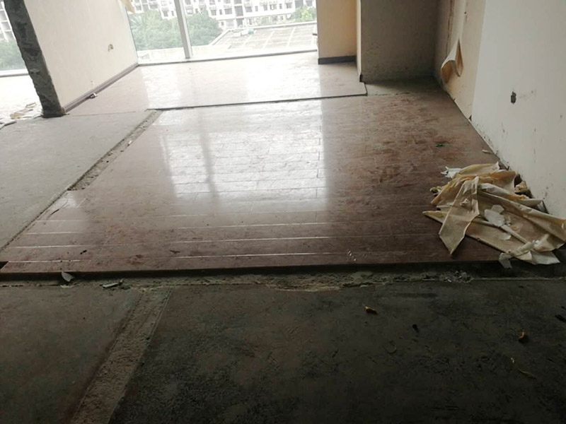 老房子舊地板拆除:如果家中地面鋪設是復合木地板，那其拆除的工藝相對而言就會比較簡單。首先要把要拆除地面的家具移到別處，然后再用平口螺絲刀把踢腳線撬開，再順著踢腳線邊緣把墻角的地板撬開并拆掉。拆除時，這塊地板可能會破損，但是其它地板就不會破損，還可以完整拆除。如果復合地板帶有鎖扣結構，那拆除時就要順應地板的長邊抽出，這樣拆除會比較輕松。然后再把地板下防潮氈揭開，這時底層可能會有些潮濕，所以要打開窗戶通風，讓其地面干燥后方可鋪設新地板。 如果家中鋪設的是實木地板，那拆除工藝就會比較負責。要先拆除踢腳線，然后再從墻角邊緣開始拆除，還要使用到起釘錘，用這個把木地板撬起抽出。因為實木地板安裝時，是安裝在木龍骨上的，所以在撬起木地板時會有一定的彈性，施工難度比較大，而且還不能使用切割機。因為使用切割機的話，會破壞地面，還會和固定木龍骨的膨脹螺栓產生火花。