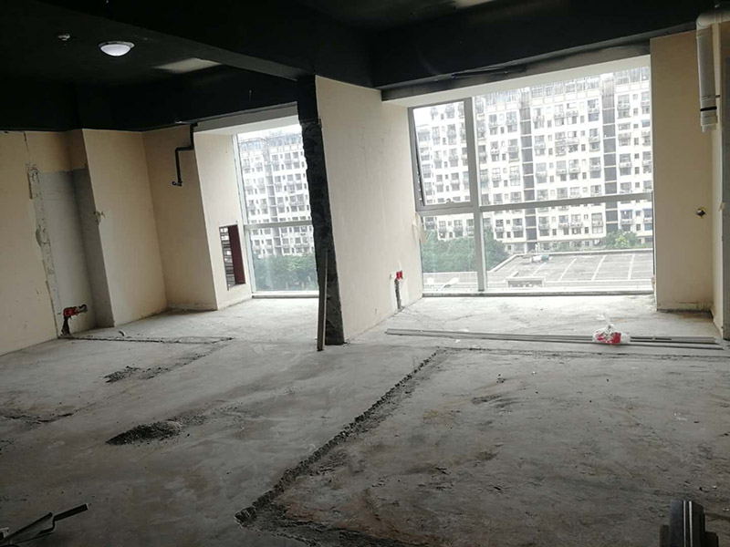 老房子舊地板拆除:如果家中地面鋪設是復合木地板，那其拆除的工藝相對而言就會比較簡單。首先要把要拆除地面的家具移到別處，然后再用平口螺絲刀把踢腳線撬開，再順著踢腳線邊緣把墻角的地板撬開并拆掉。拆除時，這塊地板可能會破損，但是其它地板就不會破損，還可以完整拆除。如果復合地板帶有鎖扣結構，那拆除時就要順應地板的長邊抽出，這樣拆除會比較輕松。然后再把地板下防潮氈揭開，這時底層可能會有些潮濕，所以要打開窗戶通風，讓其地面干燥后方可鋪設新地板。 如果家中鋪設的是實木地板，那拆除工藝就會比較負責。要先拆除踢腳線，然后再從墻角邊緣開始拆除，還要使用到起釘錘，用這個把木地板撬起抽出。因為實木地板安裝時，是安裝在木龍骨上的，所以在撬起木地板時會有一定的彈性，施工難度比較大，而且還不能使用切割機。因為使用切割機的話，會破壞地面，還會和固定木龍骨的膨脹螺栓產生火花。