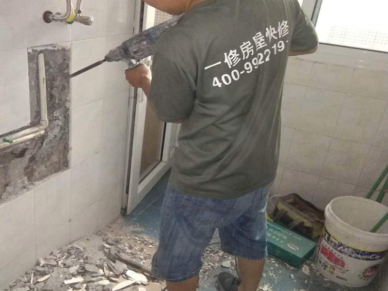 電鉆打墻修水管:可以先截斷水源，然后將暗水管漏水點的墻面開鑿，找到漏水的部分，先用小鋼鋸把漏水的地方鋸掉，注意鋸口要平。用砂紙把新露出的端口輕輕打磨，然后用接口套住，將備換的新管對準接口口子，注意要對直。然后用熱熔器對新管道進行熱熔連接。 或者是將鋸掉的管道清理干凈，用專用膠水涂在端口上，稍微晾一會兒;趁此時在“竹節(jié)”接頭內(nèi)涂上膠水。把端口和“竹節(jié)”連接，然后反復轉(zhuǎn)動，直到牢固。同樣的方法去連接另一端。最后在接縫處再涂適量的膠水，確保不滲漏。