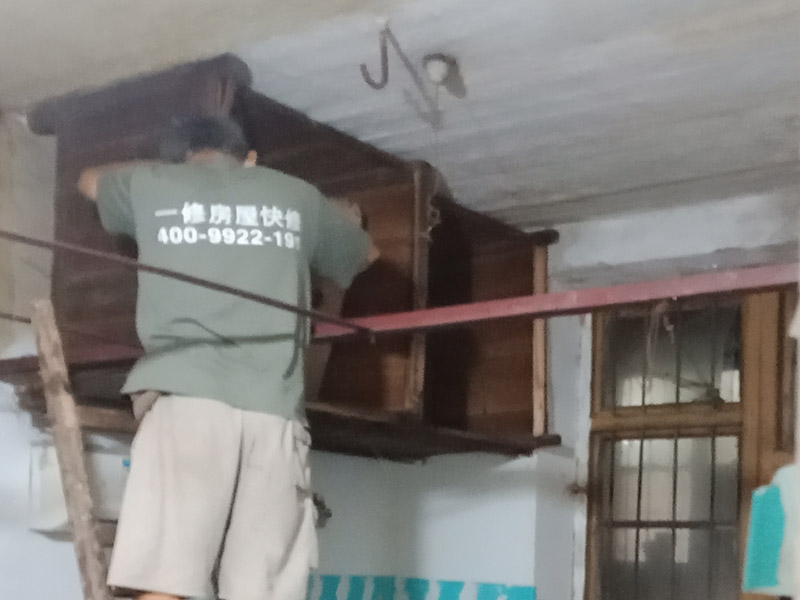 老房子拆除翻新：1、在舊房翻新中先實施的是主題拆除，其中主要包括墻面、地面、門窗、水路、電路等各方面的拆除。提醒各位裝修業主們在拆除過程中，廚衛的墻磚鏟除中防水層是極易被損壞的，所以裝修業主們在墻面抹灰完成后一定要重新做防水。 2、拆改會產生許多的垃圾，要及時清理，同時老房翻新過程中時刻保持室內的清潔，這對于施工也是非常方便的。 3、然后就是水路的改造，這是舊房翻新最重要的項目之一。首先要檢查舊房本來的上、下水路是否銹蝕、老化。對于勉強能使用的水路管線，今后的使用過程中會出現滲水、漏水等諸多問題使得更加麻煩。 4、和水路改造同樣重要的就是電路改造了。舊房中很多用的是鋁線，但是鋁已經過時并且很容易老化，使得其導電性差、易發熱 導致火災隱患的威脅尤為突出，不僅如此，舊房中違章布線、設計容量不夠等問題都是在改造中要著重關心的。