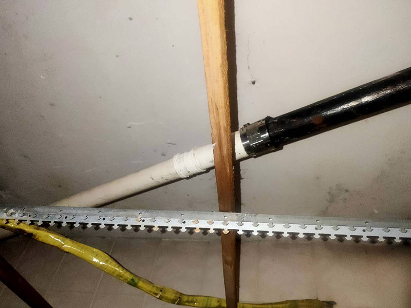 浴室水管維修更換：水管安裝后一定要進行增壓測試：增壓測試一般是在1.5倍水壓的情況下進行,在測試中應沒有漏水現象。 水管走頂最安全。主要是水路改造大部分走暗管，而水的特性是水往低處流。如果管路走地下，一但發生漏水很難及時發現，只有水漫金山或者地板變形以及漏到樓下，才會發現漏水，且由于水管暗埋很難查出漏水之處。這時巨大的損失更是無法挽回，甚至嚴重的影響了友好的鄰里關系;如果水管走頂部，可能水改時費用高些，但做為一項長遠投資來看，是值得的。水管走頂，即使漏水，也能夠及時發現，便于檢修，損失也較小。