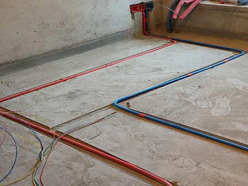全屋水電開槽布線：水管管路開槽施工方法為先彈線，再開槽。管路開槽按要求必須是平行線與垂直線(如有水電施工圖的對照施工圖更好)。須平行走線的管路一律控制在60-90厘米高(從地面算起)，有水龍頭的管路必須垂直。深度控制在4厘米。線槽開好后施工負責人記好開槽管路尺寸、位置。方便以后潔具安裝時知道管路的位置。水路管道安裝之后，用水泥沙子混合封好衛生間所有線槽。等線槽和地面填渣干后，再次清洗地面與墻面，墻地面水份干了即可做防水，墻面防水最好作一米高。