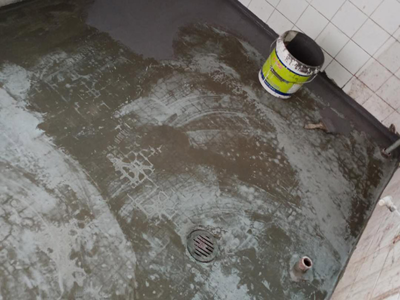 衛生間防水貼磚：在地面用水泥砂漿找平一次，等它干透后再做防水。一般的防水施工要做2到3遍，而且防水的順序也是有講究的，比如，要先做完墻面防水再貼墻磚，其次才可以做地面防水，再貼地磚。因為地面經常會踩來踩去，地面防水如果先做了會很容易踩壞。一般情況下，在2到3遍的防水層全部做好后，會有5到7天的固化期，所以自然的，貼瓷磚肯定是要等到這之后才能做。