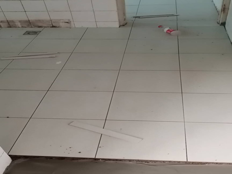 衛生間防水貼磚：在地面用水泥砂漿找平一次，等它干透后再做防水。一般的防水施工要做2到3遍，而且防水的順序也是有講究的，比如，要先做完墻面防水再貼墻磚，其次才可以做地面防水，再貼地磚。因為地面經常會踩來踩去，地面防水如果先做了會很容易踩壞。一般情況下，在2到3遍的防水層全部做好后，會有5到7天的固化期，所以自然的，貼瓷磚肯定是要等到這之后才能做。