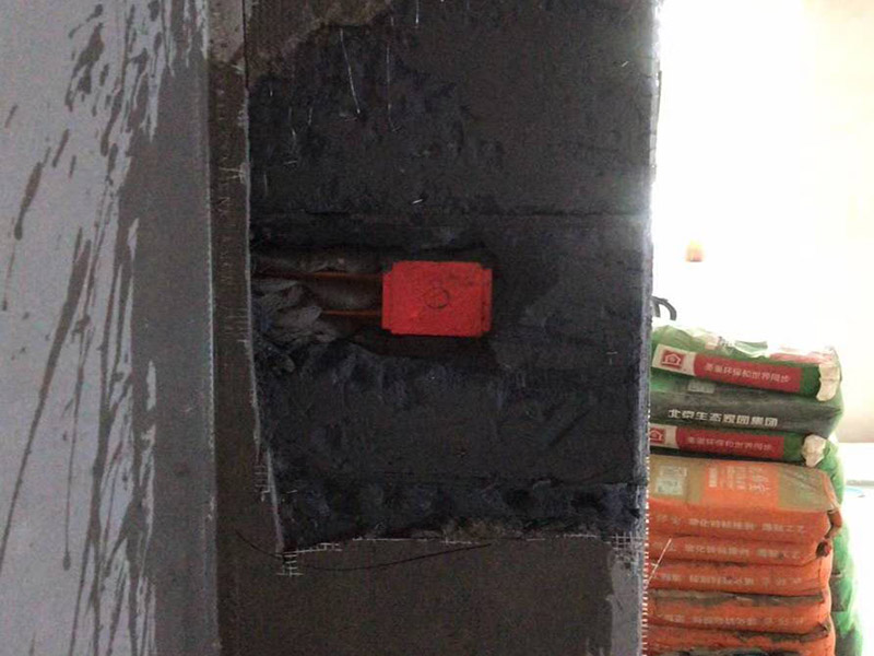 墻面空鼓修補：1、用切割機(jī)沿著空鼓的地方切割出空鼓范圍，刀口深度要掌握，并比實際空鼓范圍稍大，不能用鏨子鑿，那樣可能會造成空鼓范圍越來越大。 2、基層清理干凈，用水潤濕，用1:3水泥砂漿分兩次修補，抹壓，然后批膩子，刷墻漆。如果是混凝土基層，修補前應(yīng)涂刷混凝土界面劑，否則還會空鼓。