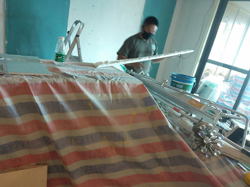 墻面貼石膏線：首先要打好墨斗直線，將石膏線條與墻、頂面粘貼處已作過乳膠漆的要鏟除去并刷界面增敲擊固底，量好尺度將挑好的石膏線（皎白細膩，光亮度高，背部平坦）依據適宜尺度做切開，用801膠和白石膏粉諧和，然后均勻的打在石膏線反面，然后依據視點貼，對花一定要聯接妥當，接口的當地一定要平坦，有縫隙的當地用白石膏粉抹平，清水做處理。 用膠水和白石膏粉調和,然后均勻的打在石膏線背面,然后根據角度貼就行了,重要的是對花,接口的地方一定要平整!