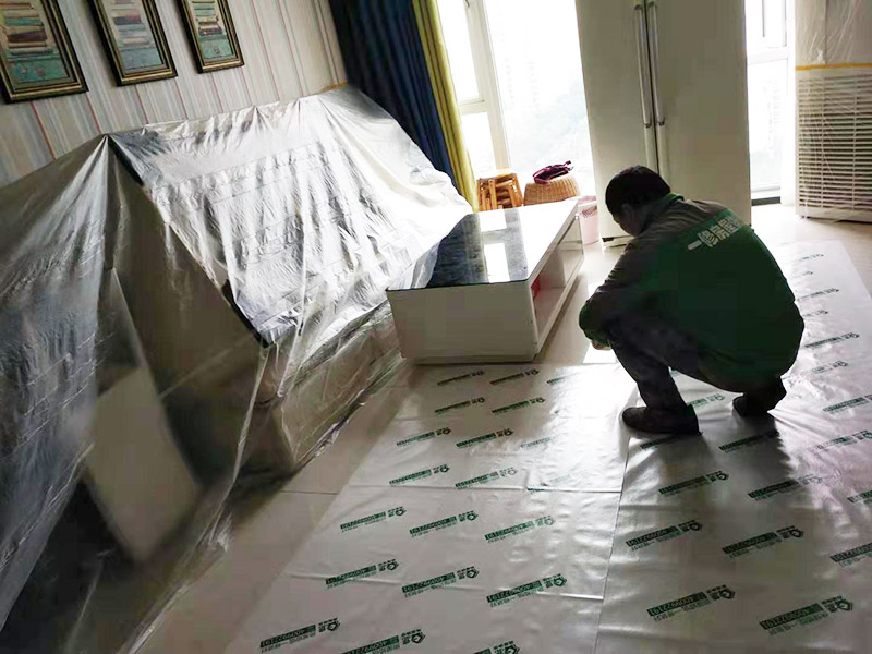 全屋地板家具保護：俗話說的好，做任何事情都要防患于未然，提早一步考慮周全，將問題的發生扼殺在搖籃里，這才是徹底解決麻煩的關鍵。 1、使用耐磨地板。耐磨地板是在地板生產過程中利用U型槽熱壓鋼模板以此壓制而成，它利用光學原理設計了一條實木視覺線，營造出一種原木視覺效果，增強地板的耐磨性。 2、使用組合家具。在目前的家裝設計中，除了一些家電產品，需要單獨選購的已經越來越少，可以購買組合家具，在裝修完成后直接在房間里拼接組合，這樣既不會產生地板摩擦問題，也更加省事。