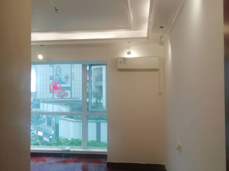 全屋裝修完成效果：老房裝修翻新不能隨便的去拆墻體，很多人覺(jué)得只有承重墻才不能隨便拆改，其實(shí)非承重墻也不可以隨便拆改，雖然是次要的承重，但是它也能起到支撐作用，所以要視情況而定，能不拆的盡量不要去拆。墻紙墻布鋪貼前，必須檢查墻面要干凈平整，墻體、墻皮表面無(wú)空鼓或松動(dòng)脫落。如果有墻面8大問(wèn)題，修復(fù)處理好墻體基底層。基膜等干透，時(shí)間為2小時(shí)-4小時(shí)。再一面墻陰角處開(kāi)始滾刷糯米膠，滾刷好一面墻（上下粉刷均勻）后才開(kāi)始貼墻布。墻紙墻布沿墻面放置，無(wú)縫接縫的必須上高度和墻面高度一致，對(duì)花拼接的墻紙墻布考慮好花樣、紋理的方向。