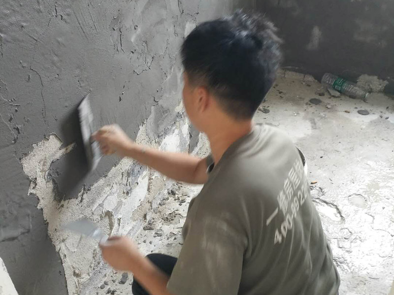 衛生間瓷磚拆除重鋪：首先，拆除瓷磚時要用電，而電是從客廳臨時拉的，為了避免在施工過程中發生觸電的現象，將電拉進衛生間內。其次，舊房改造拆除瓷磚時可以用沖擊電鉆，這種工具方便快捷，可自由更換。但在使用前應檢查其是否靈活，可以通過空轉一分鐘的方法進行檢驗。用完之后及時進行清理。 如果是地面的中間某一塊瓷磚想換掉就用錘子從正面敲碎地磚，然后將碎渣清理出來。拆磚應從下至上進行，在施工過程中對地面及時進行處理，以免因垃圾過多從而影響后面的工作。同時要處理好房內的防水層。拆除插座與水龍頭附近的瓷磚時應小心，以免損壞水電設備。
