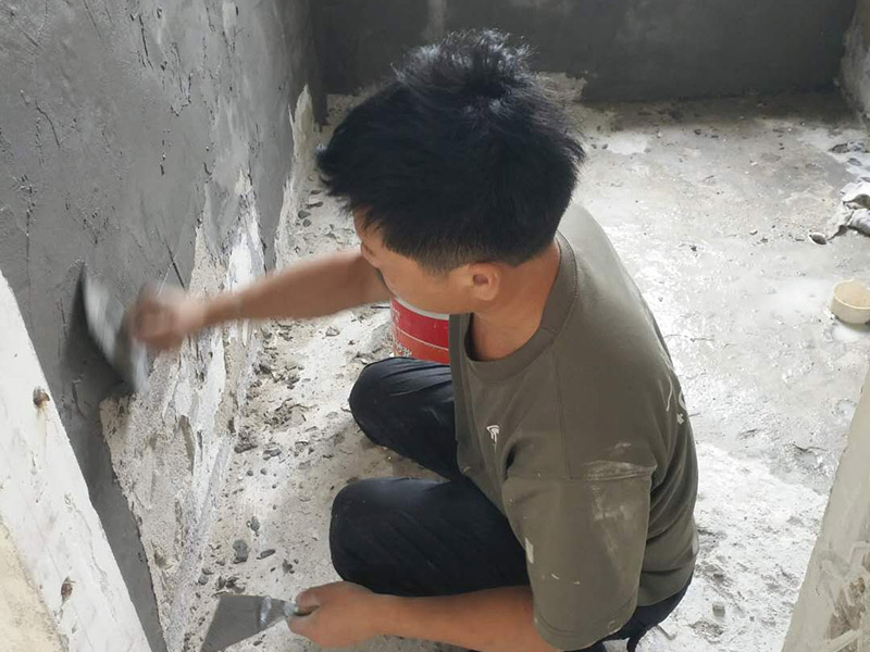 衛生間瓷磚拆除重鋪：首先，拆除瓷磚時要用電，而電是從客廳臨時拉的，為了避免在施工過程中發生觸電的現象，將電拉進衛生間內。其次，舊房改造拆除瓷磚時可以用沖擊電鉆，這種工具方便快捷，可自由更換。但在使用前應檢查其是否靈活，可以通過空轉一分鐘的方法進行檢驗。用完之后及時進行清理。 如果是地面的中間某一塊瓷磚想換掉就用錘子從正面敲碎地磚，然后將碎渣清理出來。拆磚應從下至上進行，在施工過程中對地面及時進行處理，以免因垃圾過多從而影響后面的工作。同時要處理好房內的防水層。拆除插座與水龍頭附近的瓷磚時應小心，以免損壞水電設備。