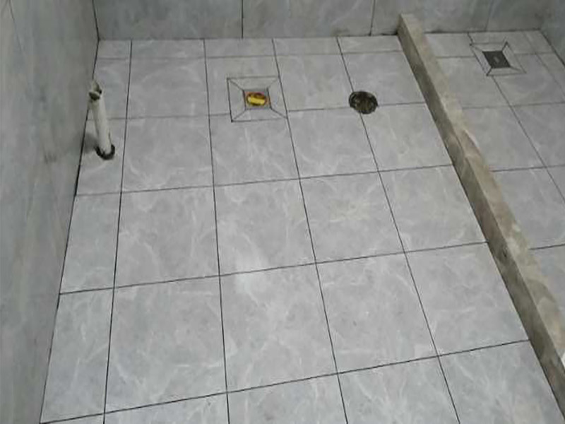 衛(wèi)生間瓷磚鋪貼:1、 衛(wèi)生間墻面在施工前清理墻面的各類污物，用泥刀先批墻，后用水泥漿找平，防止瓷磚貼后有空鼓現(xiàn)象。 2、 衛(wèi)生間內(nèi)會防止抽風(fēng)機、安裝吊頂?shù)龋愿叨纫貏e注意，其次是墻磚與地磚的尺寸要互相對應(yīng)，不能有太大的差異，最后根據(jù)高度、尺寸與整體效果來確定鋪貼方法，如果統(tǒng)一墻面瓷磚不同，大尺寸瓷磚從下往上貼，小尺寸從上往下貼。 3、配料將清水逐量加入粉狀粘結(jié)劑內(nèi)，按照說明書上一定的比例調(diào)配。攪拌調(diào)和將粘結(jié)劑漿料攪拌至潤滑均勻，無明顯塊狀或糊涂結(jié)狀，將攪拌后施工漿料靜置5—10分鐘，然后再稍加攪拌1—2分鐘，就可以使用了。 4、把剛剛攪拌好的粘結(jié)劑漿料均勻的刮到墻上，讓漿料與瓷磚背面的充分接觸。留縫大小調(diào)整根據(jù)瓷磚的尺寸，在磚與磚之間預(yù)留相應(yīng)尺寸的縫隙留待嵌縫。可用牙簽等先固定。用專業(yè)測量儀，來檢查貼后瓷磚的平整度。鋪貼完成后可以用薄膜來加以保護。