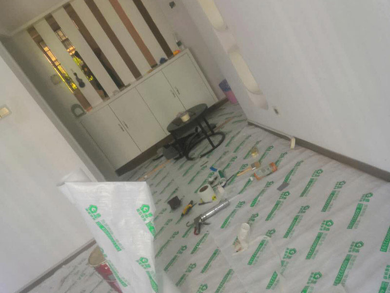 全屋成品保護方案：入戶門扇用公司統一的門貼進行全面包裹保護，用透明膠帶將保護膜粘貼牢固平整。用標準保護膜將門框三面保護完整并固定牢固。工程完工后拆除保護膜時如果有粘貼時的膠痕，應用酒精或專用的清污劑清除膠痕。 水電施工前，除必須用的開關和每個房間留一個施工用電插座，將其它開關面板、插座全部拆除后保管好。對已拆除的開關面板、插座線盒用藍色保護蓋進行保護。墻面批刮墻襯時，將藍色保護蓋拆除，批刮完后將保護蓋安裝好。墻面鋪貼瓷磚時，將藍色保護蓋拆除，待貼完瓷磚后將保護蓋安裝好。