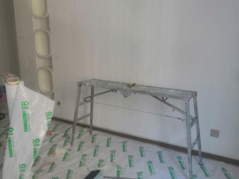 全屋成品保護方案：入戶門扇用公司統一的門貼進行全面包裹保護，用透明膠帶將保護膜粘貼牢固平整。用標準保護膜將門框三面保護完整并固定牢固。工程完工后拆除保護膜時如果有粘貼時的膠痕，應用酒精或專用的清污劑清除膠痕。 水電施工前，除必須用的開關和每個房間留一個施工用電插座，將其它開關面板、插座全部拆除后保管好。對已拆除的開關面板、插座線盒用藍色保護蓋進行保護。墻面批刮墻襯時，將藍色保護蓋拆除，批刮完后將保護蓋安裝好。墻面鋪貼瓷磚時，將藍色保護蓋拆除，待貼完瓷磚后將保護蓋安裝好。
