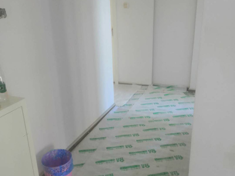 全屋成品保護方案：入戶門扇用公司統一的門貼進行全面包裹保護，用透明膠帶將保護膜粘貼牢固平整。用標準保護膜將門框三面保護完整并固定牢固。工程完工后拆除保護膜時如果有粘貼時的膠痕，應用酒精或專用的清污劑清除膠痕。 水電施工前，除必須用的開關和每個房間留一個施工用電插座，將其它開關面板、插座全部拆除后保管好。對已拆除的開關面板、插座線盒用藍色保護蓋進行保護。墻面批刮墻襯時，將藍色保護蓋拆除，批刮完后將保護蓋安裝好。墻面鋪貼瓷磚時，將藍色保護蓋拆除，待貼完瓷磚后將保護蓋安裝好。