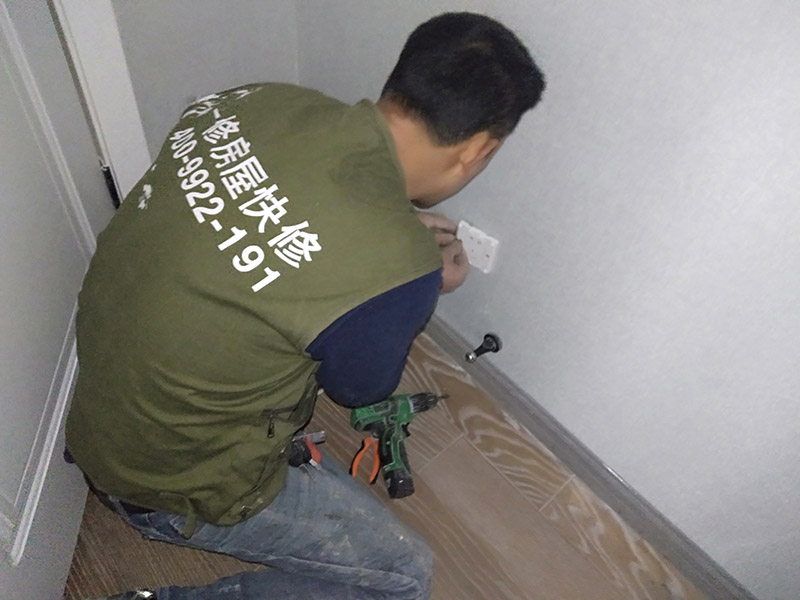 開關插座面板安裝:開關插座安裝在木工油漆工等之后進行，而久置的底盒子難免堆積大量灰塵。在安裝時先對開關插座底盒進行清潔，特別是將盒內的灰塵雜質清理干凈，并用濕布將盒內殘存灰塵擦除。將盒子內甩出的導線由塑料臺的出線孔中穿出，再把塑料臺緊貼于墻面用螺絲固定在盒子上。固定好后，將導線按各自的位置從開關插座的線孔中穿出，按接線要求將導線壓牢。 　　最后將開關或插座貼于塑料臺上，找正并用螺絲固定牢，蓋上裝飾板。