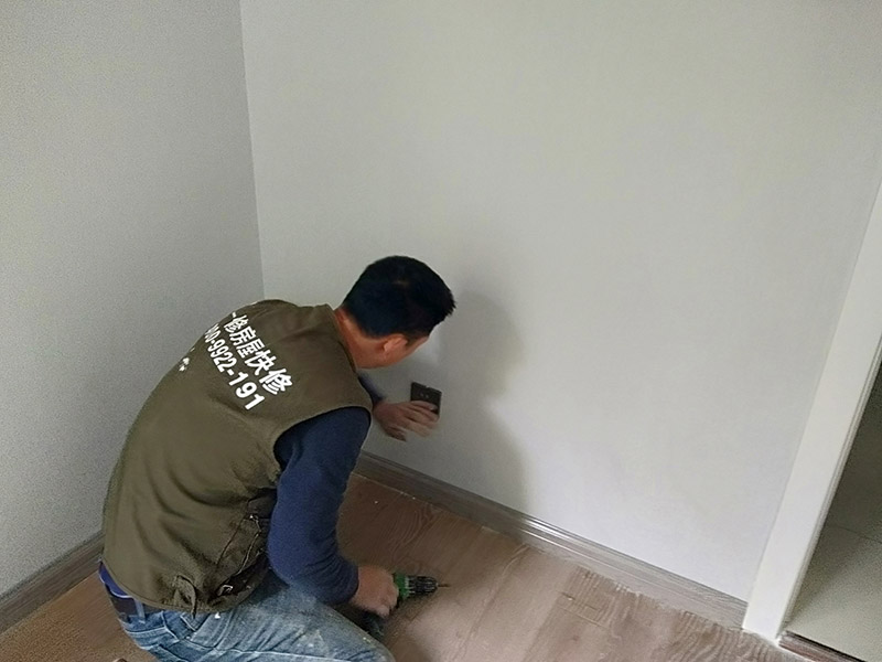 開關插座面板安裝:開關插座安裝在木工油漆工等之后進行，而久置的底盒子難免堆積大量灰塵。在安裝時先對開關插座底盒進行清潔，特別是將盒內的灰塵雜質清理干凈，并用濕布將盒內殘存灰塵擦除。將盒子內甩出的導線由塑料臺的出線孔中穿出，再把塑料臺緊貼于墻面用螺絲固定在盒子上。固定好后，將導線按各自的位置從開關插座的線孔中穿出，按接線要求將導線壓牢。 　　最后將開關或插座貼于塑料臺上，找正并用螺絲固定牢，蓋上裝飾板。