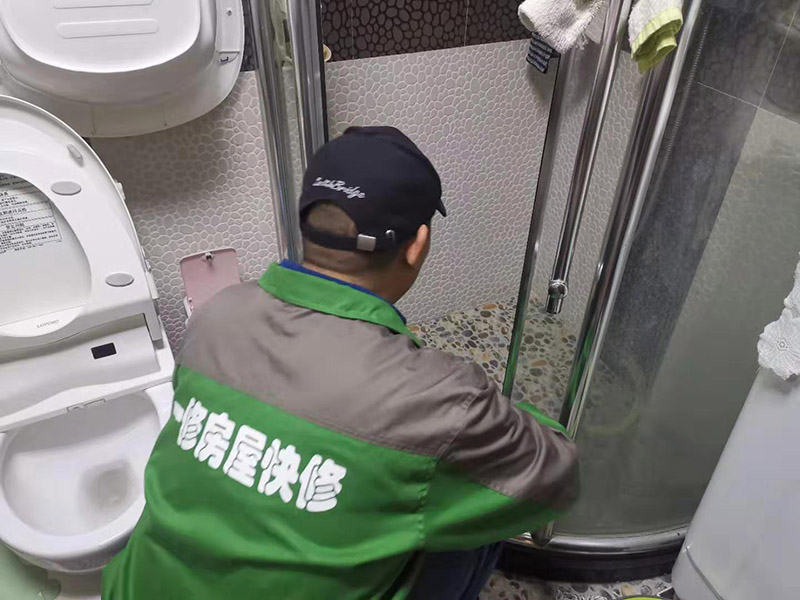 浴室家具安裝：安裝底座，布好排水管，將保溫材料貼到浴缸上后將浴缸卡進浴缸底座里，并做好地面保護。按照圖紙在各面板和天花上做好各部件的定位開孔，然后將吸頂燈先裝上天花面板上，將保溫材料用雙面膠貼好，并打上玻璃膠，起墻面保溫作用，并事先將花灑桿等部件固定到面板上。電氣設備的安裝。換氣扇接線，肩湯，腰湯接線，安裝隔板，安裝鏡子和水栓；清掃干凈，再打膠。將安裝過程中的灰塵擦拭干凈之后，地面，天花角需要打上膠，防止有走光現象。之后再安裝壓條，并再次擦拭干凈。