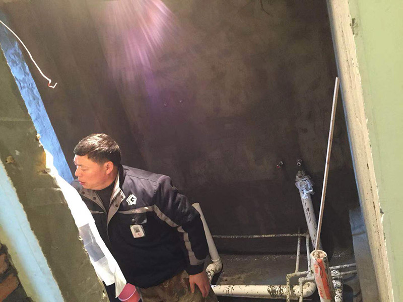 廁所墻面防水：1、假如衛(wèi)生間墻面防水高度做的太低，長期的沐浴會成才墻體浸透、容易造成墻體發(fā)霉，墻面脫落，失去防水性能。 2、一般非淋浴墻的高度是1.5米左右就好，但是為了強(qiáng)化防水的作用，也可以做高到1.8米，但是這樣成本要高，然而對于衛(wèi)生間的改造的輕墻體，最哈把防水高度做到頂部。 首先要找平，如果是要更換衛(wèi)生間瓷磚，要將原來的瓷磚砸掉之后，在用水泥砂漿把地面找平，然后在做防水出來，這樣就可以避免防水涂料太薄造成漏水。在做防水時接縫處要刷到位，衛(wèi)生間墻面之間的接縫要以上下水管道地面的接縫是最容易出現(xiàn)問題
