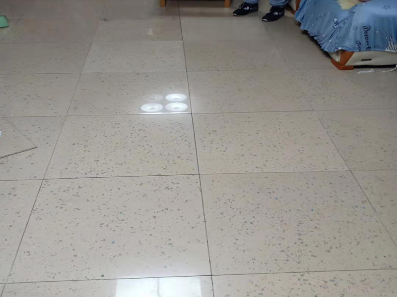 客廳地磚空鼓維修：1、地磚的邊角局部空鼓，可清除地磚空鼓處周邊縫的填嵌物后，灌入水泥膠漿，輕敲地磚空鼓處，讓水泥漿滲入，可修復空鼓。2、如單塊地磚空鼓，可清除該地磚周邊的填嵌物后，用吸盤把地磚取出，割除粘貼層，重新粘貼。3、如地磚大面積空鼓，只能全部重新鋪貼了。