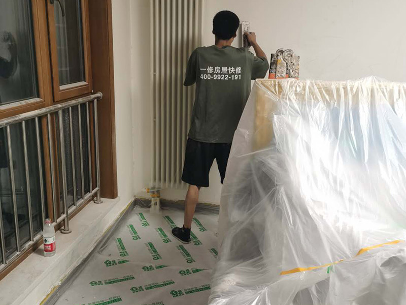 墻面翻新全屋保護(hù)：家具搬放到房屋中央，對(duì)集中放置的家具進(jìn)行整體保護(hù)，防止因墻面翻新而造成不必要的損壞；地板需要用專(zhuān)業(yè)的保護(hù)膜進(jìn)行保護(hù)；對(duì)于不能移動(dòng)的家具和家電，如空調(diào)等進(jìn)行成品保護(hù)；使用專(zhuān)業(yè)的打磨機(jī)對(duì)墻面進(jìn)行打磨處理，與一般打磨機(jī)不同的是，墻面打磨是無(wú)塵打磨，在打磨的過(guò)程中不會(huì)出現(xiàn)灰塵漫天的情況。尤其需要注意有插座、開(kāi)關(guān)面板的位置，防止灰塵進(jìn)入。