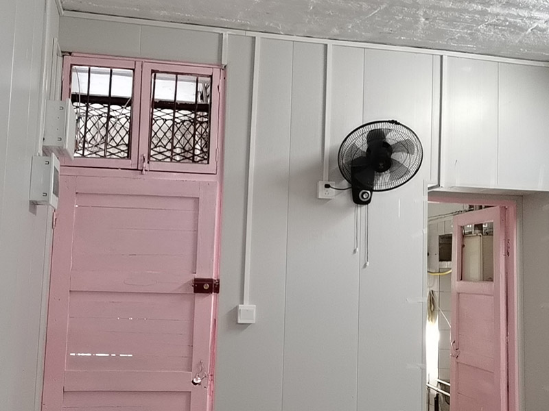 老房電路明線安裝：1、穿管敷設(shè)。將鍍鋅電線管、PVC或PPR電線管沿天棚或墻面敷設(shè)（用配套U型或C型線卡固定），電線穿入其中。這種方式最安全規(guī)范。 2、壓槽敷設(shè)。將電線槽（現(xiàn)在一般為聚氯乙烯塑料制品）用鋼釘固定在天花或墻面，再將電線壓入線槽。這種方式便于維修且比較美觀。 3、護套線敷設(shè)。將護套電線沿踢腳線上沿和門窗套外側(cè)敷設(shè)。用小型塑料線卡固定。這種方式最簡便經(jīng)濟。