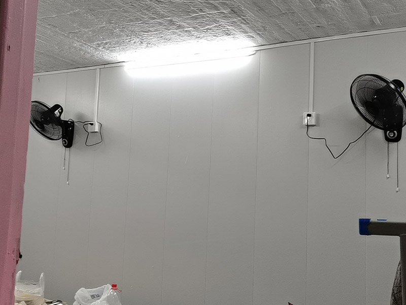 老房電路明線安裝：1、穿管敷設(shè)。將鍍鋅電線管、PVC或PPR電線管沿天棚或墻面敷設(shè)（用配套U型或C型線卡固定），電線穿入其中。這種方式最安全規(guī)范。 2、壓槽敷設(shè)。將電線槽（現(xiàn)在一般為聚氯乙烯塑料制品）用鋼釘固定在天花或墻面，再將電線壓入線槽。這種方式便于維修且比較美觀。 3、護套線敷設(shè)。將護套電線沿踢腳線上沿和門窗套外側(cè)敷設(shè)。用小型塑料線卡固定。這種方式最簡便經(jīng)濟。