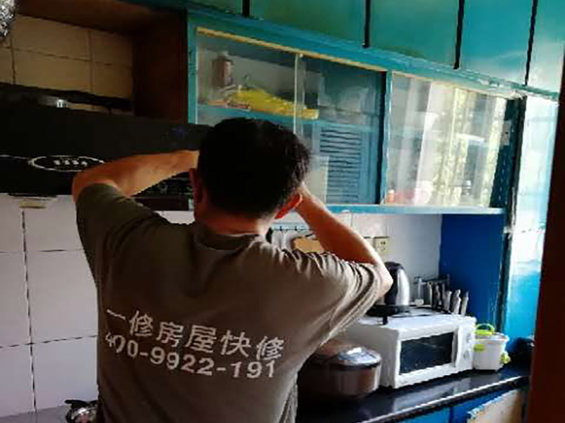 廚房局部維修：1. 單煙道式，這是一種簡單的矩形煙管，安裝時要將矩形煙管筆直的穿越各層住所，再在每層居室中預留一個銜接抽油煙機的進風口。這樣每層煙氣就會在抽油煙機的推進下，把油煙排放到煙道中，然后在出風口把煙氣排出。 2. 主次式，這種煙道是由兩種并排的矩形煙管構成的，安裝時要把這些煙管筆直穿越每個樓層，然后其次煙道要在每層的住所中設置一個銜接排油煙機的進風口。其主煙道跟次煙道距進風口在一定間隔處會相匯，主煙道底層會有一補風口。