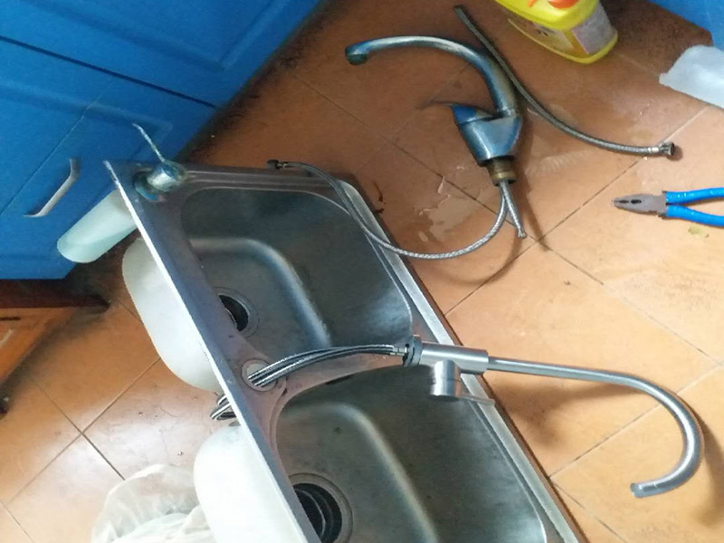 廚房水槽安裝維修：水龍頭裝在水槽上，這個很容易，只是要把螺絲擰緊就成，重要的就是水龍頭的橡膠墊圈要放好，可以防滲水、漏水。水槽底下的下水管給裝上，然后密封。把水槽放到臺面上粘好，連接角閥，接上水管。可以先測試一下水，然后在水槽里放滿水壓個24小時，讓邊粘得更牢固一些，沒問題就可以封上玻璃膠，臺上盆安裝會更簡單，如果是臺下盆的話更會難。