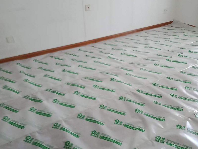 墻面刷新地面保護：家具搬放到房屋中央，對集中放置的家具進行整體保護，防止因墻面翻新而造成不必要的損壞；地板需要用專業的保護膜進行保護；對于不能移動的家具和家電，如空調等進行成品保護；尤其需要注意有插座、開關面板的位置，防止灰塵進入。 使用專業的打磨機對墻面進行打磨處理，與一般打磨機不同的是，墻面打磨是無塵打磨，在打磨的過程中不會出現灰塵漫天的情況。 第一遍乳膠漆：先刷頂板再刷墻面，涂刷時應當由上而下。乳膠漆應當攪拌均勻，防止第一遍刷漆涂不開的現象發生。第二遍乳膠漆：乳膠漆不是很稠的情況下，不宜加水或加少量水稀釋，以防露底。第二遍涂刷完畢后，用細細的砂紙將墻面出現的小疙瘩打磨光滑，然后清掃干凈。第三遍乳膠漆：乳膠漆干燥速度快，應當逐漸涂刷，從一頭開始刷向另一頭，注意上下順刷相互銜接，避免乳膠漆干燥后出現接頭。