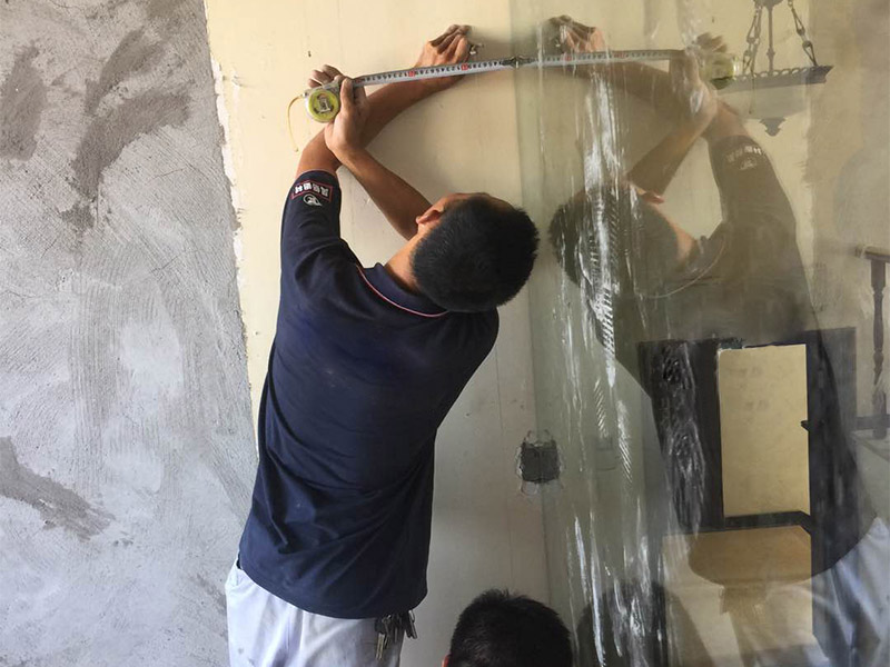 玻璃隔斷安裝:如用壓條安裝時先固定玻璃一側的壓條，并用橡膠墊墊在玻璃下方，再用壓條將玻璃固定；如用玻璃膠直接固定玻璃，應將玻璃先安裝在小龍骨的預留槽內，然后用玻璃膠封閉固定。首先在玻璃上沿四周粘上紙膠帶，根據設計要求將各種玻璃膠均勻地打在玻璃與小龍骨之間。待玻璃膠完全干后撕掉紙膠帶。