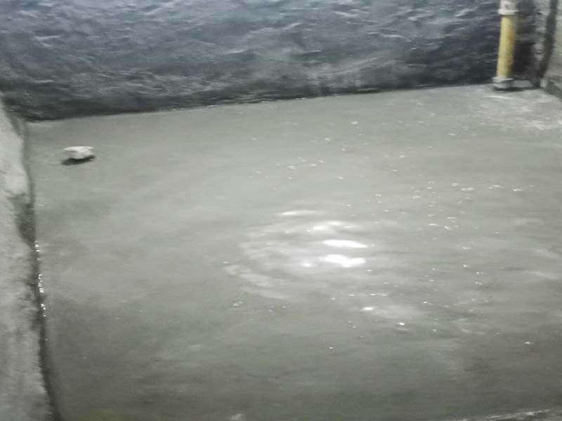 地面防水找平貼磚：衛生間的防水工作流程，都是在地面用水泥砂漿找平一次，等它干透后再做防水。一般的防水施工要做2到3遍，而且防水的順序也是有講究的，比如，要先做完墻面防水再貼墻磚，其次才可以做地面防水，再貼地磚。因為地面經常會踩來踩去，地面防水如果先做了會很容易踩壞。一般情況下，在2到3遍的防水層全部做好后，會有5到7天的固化期，所以自然的，貼瓷磚肯定是要等到這之后才能做。固化期到了，我們也需要重新測試防水做的好不好，漏不漏水，這就需要再加水測試24小時后看看家里地面水位是否下降，或者看看樓下鄰居的衛生間有