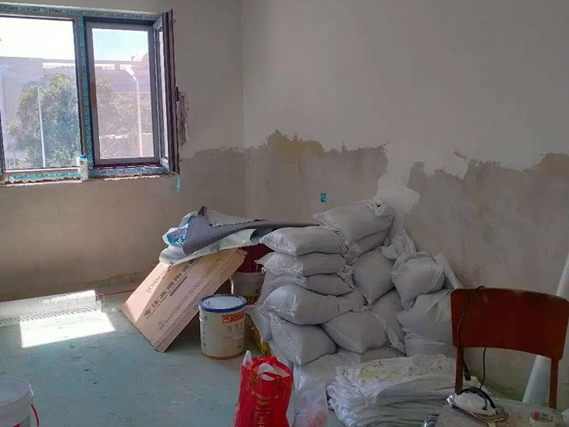 全屋整體裝修翻新：首先在做翻新的時候一定要把之前的墻面給處理干凈，粉化嚴重的一定要鏟除干凈。由于之前的墻面有刷過油漆和乳膠漆，所在做完鏟除后一定要做打磨處理，將原來墻體上的結實的表皮及浮沉全部清理掉，如果說墻體出現小部分的凹陷以及裂縫的話可以用膩子稍微填補一下。 清理干凈的墻面一定要刷一道底漆，墻面底漆的主要作用就是抗堿防潮、封固基材、保護面漆、提高面漆的質量以及遮蓋力。尤其是對老房子進行翻新的時候底漆是特別的重要，如果說是直接的上面漆的話墻面就很容易起泡發霉，時間不久后就會再一次出現脫落現象，不能重蹈覆轍。 在上面漆之前要裝油漆按照漆桶的說明配比及涂刷，要準備足夠的量，保證顏色的相同，不要因為量少缺量后來進行后補，這樣很容易發生色差的問題。刷面漆時要選擇質量好的刷漆滾筒，這樣刷出來的質地才會更加的均勻好看。刷完漆之后要注意通風問題，因為稀釋劑中的二甲苯成分會與乳膠漆中的成分發生化學反應導致墻面泛黃。
