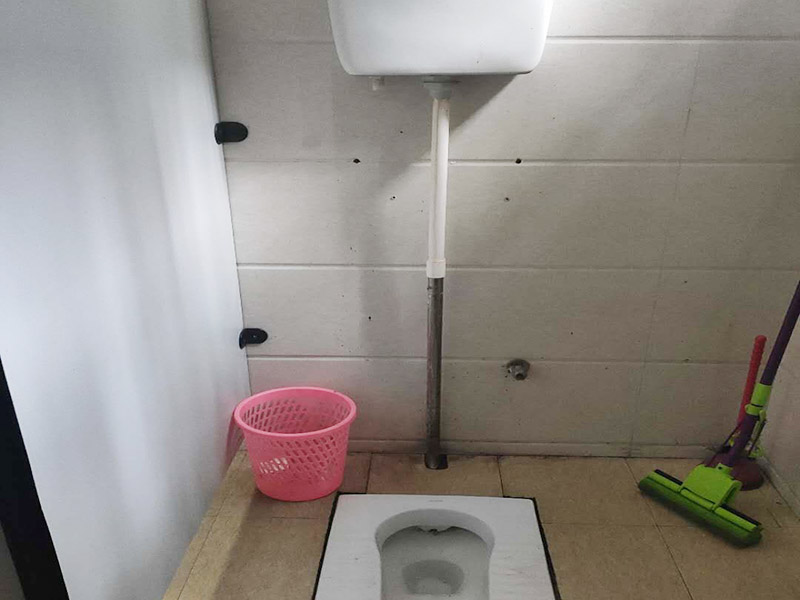 蹲便器管道更換:建議把舊的蹲便器取下來后，將周圍處理干凈，再重新做防水比較保險，并且要在離墻適當的位置預留好下水管道，更換好蹲便器后，還要在出水口邊緣涂上一層玻璃膠，最后，打開進水系統進行測試，檢查各接合處是否出現漏水情況。