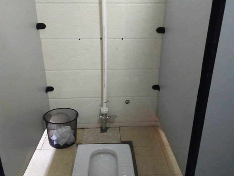 蹲便器管道更換:建議把舊的蹲便器取下來后，將周圍處理干凈，再重新做防水比較保險，并且要在離墻適當的位置預留好下水管道，更換好蹲便器后，還要在出水口邊緣涂上一層玻璃膠，最后，打開進水系統進行測試，檢查各接合處是否出現漏水情況。