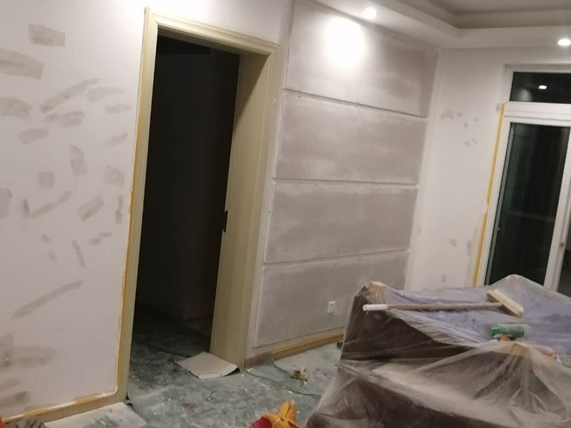 墻壁翻新裝修：首先在做翻新的時候一定要把之前的墻面給處理干凈，粉化嚴重的一定要鏟除干凈。由于之前的墻面有刷過油漆和乳膠漆，所在做完鏟除后一定要做打磨處理，將原來墻體上的結實的表皮及浮沉全部清理掉，如果說墻體出現小部分的凹陷以及裂縫的話可以用膩子稍微填補一下。清理干凈的墻面一定要刷一道底漆，墻面底漆的主要作用就是抗堿防潮、封固基材、保護面漆、提高面漆的質量以及遮蓋力。上面漆之前要裝油漆按照漆桶的說明配比及涂刷，要準備足夠的量，保證顏色的相同，不要因為量少缺量后來進行后補，這樣很容易發(fā)生色差的問題。刷面漆時要選擇質量好的刷漆滾筒，這樣刷出來的質地才會更加的均勻好看。