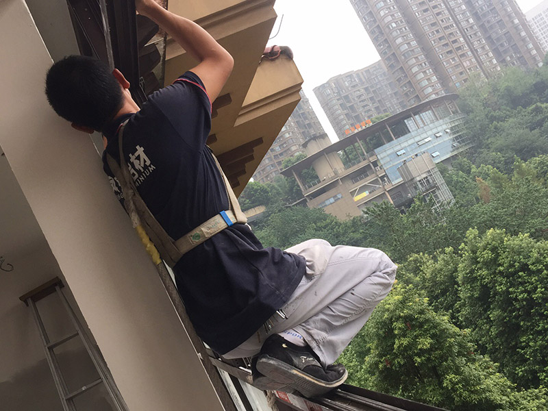 窗戶安裝維修：先測量好窗洞的尺寸，根據尺寸來購買合適的窗框和窗扇，接下來做好窗洞清潔，將窗框用膨脹螺栓固定在窗洞上，固定好后測量兩條對角線，數據要一致才能確保安裝平整，然后用塑料泡沫填充窗框與墻之間縫隙做好密封，最后將窗扇和其他配件安裝好即可。