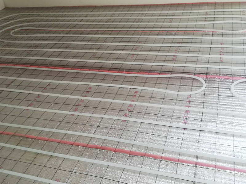 地暖安裝布線：在墻上劃線確定分集水器安裝位置及標高，將分集水器以水平方向按圖紙尺寸要求固定于墻壁上，用膨脹螺栓固定好，安裝要牢固，安裝完后與供回水主干管對接。保溫板鋪設要平整，切割整齊，相互聯(lián)接縫要緊密，整板放在四周，切割板放在中間，鋪設時要注意的保溫板平整度，高差不允許超過正負5MM，縫隙不大于5MM。 地暖管應按設計圖紙標定的管間距和走向敷設，應保持平直，并用塑料卡釘按照圖紙將管材固定于擠塑板上或用綁帶固定在鋼絲網上。安裝間斷或完畢時，敞口處應隨時封堵。地暖管切割，應采用專用工具；切口應平整，斷口面應垂直管軸線。