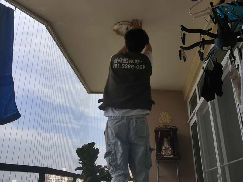 燈具安裝維修：打孔前確定安裝燈具的地方是橡膠板還是樓板，如果是帶孔的樓板，那么在打孔前注意選點，不要把孔打在樓板空的部位，否則安裝的燈具會不牢固；如果是橡膠板，只需量好尺寸即可。 燈要裝在正中央。如果是在客廳裝燈，可以通過借助電視機的中心點來確定燈具的安裝位置。 安裝燈具前必須依照安裝圖清點各種配件。配件缺失或是不吻合就無法安裝。 安裝時先確認墻內預埋的電線線路走向，不能在安裝時打到電線。一旦碰到線路，不僅無法順利安裝，還要對線路進行維修。 安裝前檢查線路是否正常。