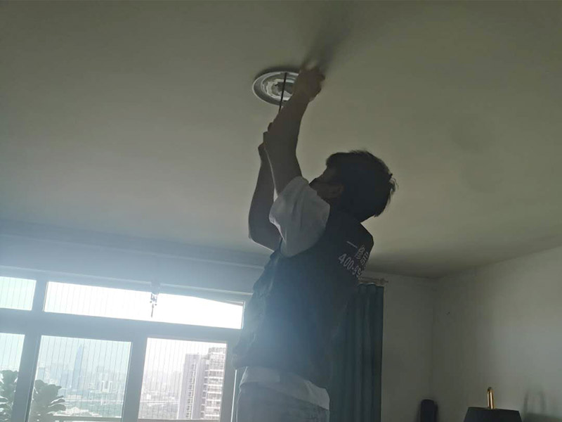 燈具安裝維修：打孔前確定安裝燈具的地方是橡膠板還是樓板，如果是帶孔的樓板，那么在打孔前注意選點，不要把孔打在樓板空的部位，否則安裝的燈具會不牢固；如果是橡膠板，只需量好尺寸即可。 燈要裝在正中央。如果是在客廳裝燈，可以通過借助電視機的中心點來確定燈具的安裝位置。 安裝燈具前必須依照安裝圖清點各種配件。配件缺失或是不吻合就無法安裝。 安裝時先確認墻內預埋的電線線路走向，不能在安裝時打到電線。一旦碰到線路，不僅無法順利安裝，還要對線路進行維修。 安裝前檢查線路是否正常。