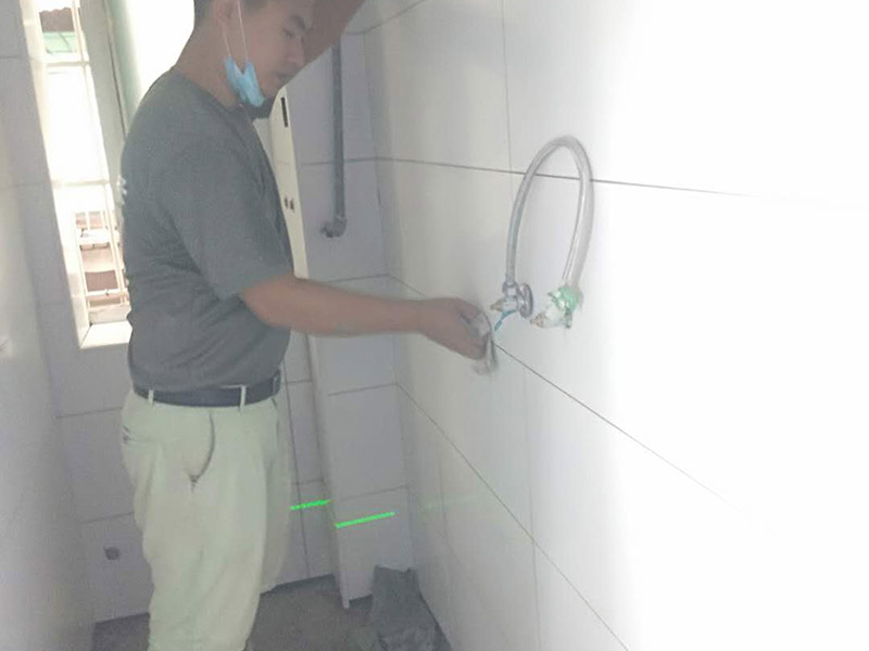 衛生間局部改造:衛生間的排水管道盡量不要做大的改動，換掉出現問題的管道，水壓不夠的老房子，可以加增壓泵，泵的大小根據水壓的大小而定。電路的改造一般是衛生間翻新的重頭戲，多年以前的線路最好全部換新，需要的更多插座位置要做好預留，比如智能馬桶。線路盡可能的掩藏，不能掩藏的用防水性好的絕緣管道包起來。 新電器的安裝也要選擇防水性較好的產品，如衛生間的電源開關、插座等。衛生間的吊頂幾乎需要全部重新做安排。最好采用鋁扣板的吊頂，不要選擇PVC的吊頂材料，容易使水蒸氣凝結下滴。坐便器最好不要改動位置，整棟樓的坐便器都在同一個下水道。改動不當，即便抬高坐便器的位置，仍有可能導致通水不暢。小移位用移位器。