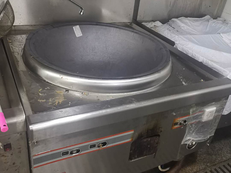 廚房灶具翻新：燃氣灶的使用期限是8年。可根據產品出廠日期來進行判斷。半數以上家庭的灶具，都是“超齡服役”，如果家中燃氣灶明顯已經老化，或者沒有熄火保護裝置，最好利用天然氣置換的機會，重新購置新灶具。燃氣盤不僅可以取下，而且灶具面板造型簡單，沒有花俏的凸凹。誰做飯能保證不迸濺油漬和雜物？如果燃氣盤取不下來，如果灶具面板凸凹起伏，那可怎么清理？所以當燃氣盤取下后，就相當容易打理了。