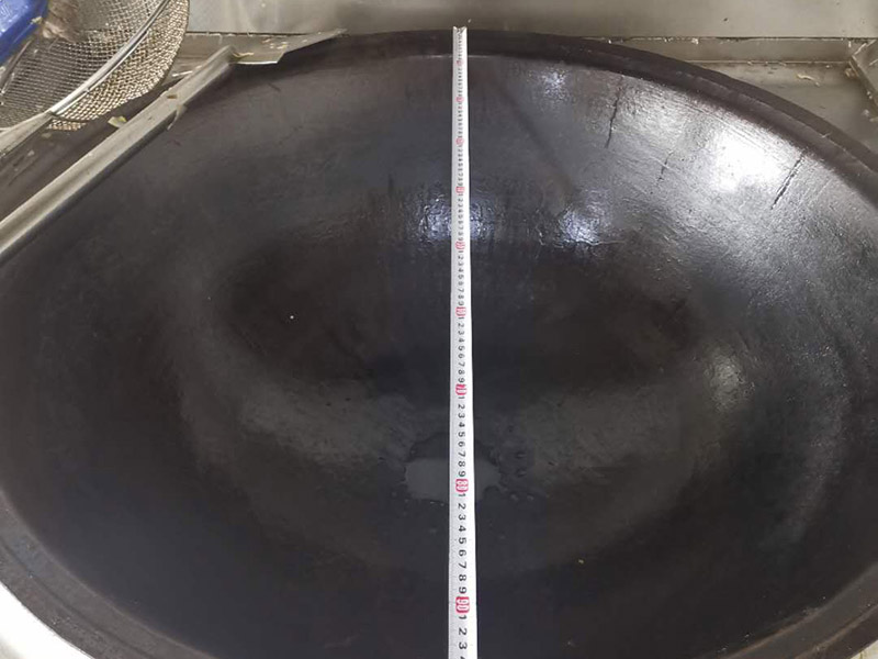 廚房灶具翻新：燃氣灶的使用期限是8年。可根據產品出廠日期來進行判斷。半數以上家庭的灶具，都是“超齡服役”，如果家中燃氣灶明顯已經老化，或者沒有熄火保護裝置，最好利用天然氣置換的機會，重新購置新灶具。燃氣盤不僅可以取下，而且灶具面板造型簡單，沒有花俏的凸凹。誰做飯能保證不迸濺油漬和雜物？如果燃氣盤取不下來，如果灶具面板凸凹起伏，那可怎么清理？所以當燃氣盤取下后，就相當容易打理了。