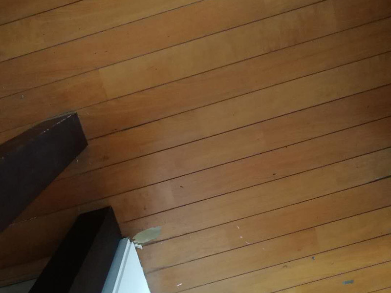 地板局部維修翻新：起下需替換的地板。用一字螺絲刀即將替換的地板短邊處鑿出一個1厘米長的縫隙,再用曲線鋸將需替換的地板表面鋸成十字形的鋸縫;然后將分紅四小片的地板取出。 整理膠水。用鋼鋸條整理原接口殘留的膠水,并確保整理好的榫槽便于裝置,假如整理不完全,接縫會不平或不嚴。能夠用有新榫頭小片地板在接口上來回滑動,找出殘留膠跡并鏟除,使修正后的地板漂亮。