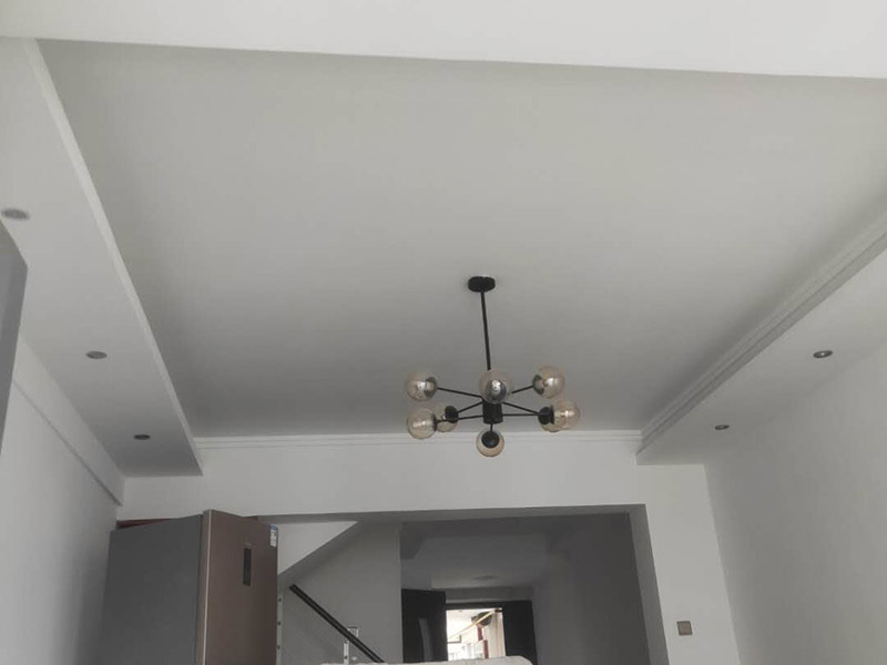 墻面乳膠漆翻新：1、使用吸塵器進行除塵工序，利用吸塵器的毛刷充分摩擦被清潔表面，去除灰塵。 2、對于局部污染或是有油漬的地方，需要使用聚氨酯稀釋劑來清洗。 3、局部有霉藻的部位，需要使用防霉溶液清洗，晾干或噴濕后鏟除。 4、對于已經(jīng)剝落或是破損的地方，先將破損部位松動的部分打磨掉，清理干凈，再使用柔性膩子進行修補。待表面修補平整后，再涂裝底漆。 5、先將破損、松動的部分清理干凈，使用柔性膩子進行修補，表面修補平整后涂裝805膠水。 6、在涂刷膠水的基層上滿刮膩子膏。 7、涂刷底漆，要均勻涂刷一遍，要求無露底、流墜現(xiàn)象。 8、 涂刷面漆， 均勻涂刷兩遍，待靠前遍干燥后涂刷第二遍，要求無露底、流墜。
