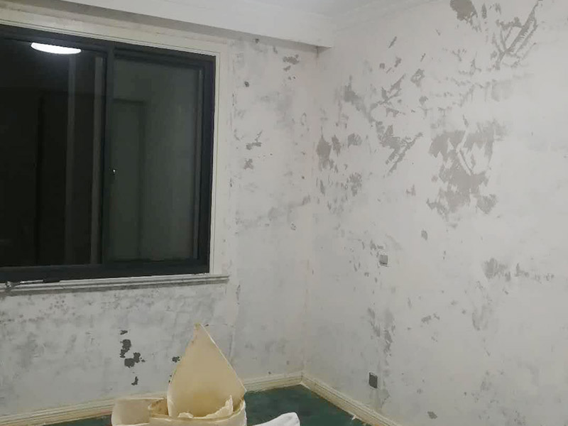 全屋墻面鏟除翻新：首先用水將墻面浸濕，這樣在鏟除墻面時比較省力，墻面必須要鏟到露出水泥砂漿面。然后是涂刷界面劑，一定要全部都刷到而且要均勻。墻面的裂縫通常都是用牛皮紙帶及白乳膠來貼住，但不能保證它能百分百不再開裂。 2、 如果墻面凹凸不平，那么就需要用石膏來找平，誤差最好不要超過0.5公分。非承重墻一般都是需要貼布的，所以最好選擇質(zhì)地好的墻布和白乳膠，有條件的話可以使用網(wǎng)格布，對于防裂效果會更好。 3、 在挑選膩子時應(yīng)該選顆粒細度高及質(zhì)地較硬的，或是把白乳膠添加到膩子中提高膩子的硬度。打磨墻面要選用細砂紙，砂紙如果過粗會在墻面上留下很深的砂痕，就算是刷漆也沒辦法遮蓋住。墻面打磨之后要清掃一遍，否則粉塵過多會影響到漆的附著力。 4、 墻面在刷底漆時，一定要把每個地方都刷到并且要均勻。刷底漆要使用質(zhì)地好滾筒，以免影響到底漆涂刷的效果。在膩子打磨之后，墻面都會留下一些比較難看的坑眼，特別是在刷漆后非常明顯，所以需要找補。在找補時一定要打磨平整，為了避免出現(xiàn)色差坑眼在底漆里多加一點水再涂刷。