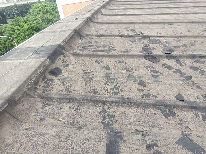 廠房屋頂防水處理：首先，用水泥砂漿找平，同時做好防水層和保護層，然后，檢查基層處理并進行清理，要求不能有任何雜質，且屋面必須保持干燥，否則會直接影響防水效果，最后，根據當天的施工量配置相應的瀝青，并參照從高到低、從遠到近的順序，開始鋪貼屋面防水卷材。