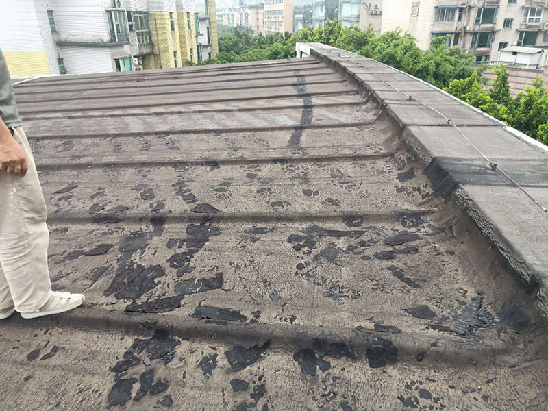 廠房屋頂防水處理：首先，用水泥砂漿找平，同時做好防水層和保護層，然后，檢查基層處理并進行清理，要求不能有任何雜質，且屋面必須保持干燥，否則會直接影響防水效果，最后，根據當天的施工量配置相應的瀝青，并參照從高到低、從遠到近的順序，開始鋪貼屋面防水卷材。