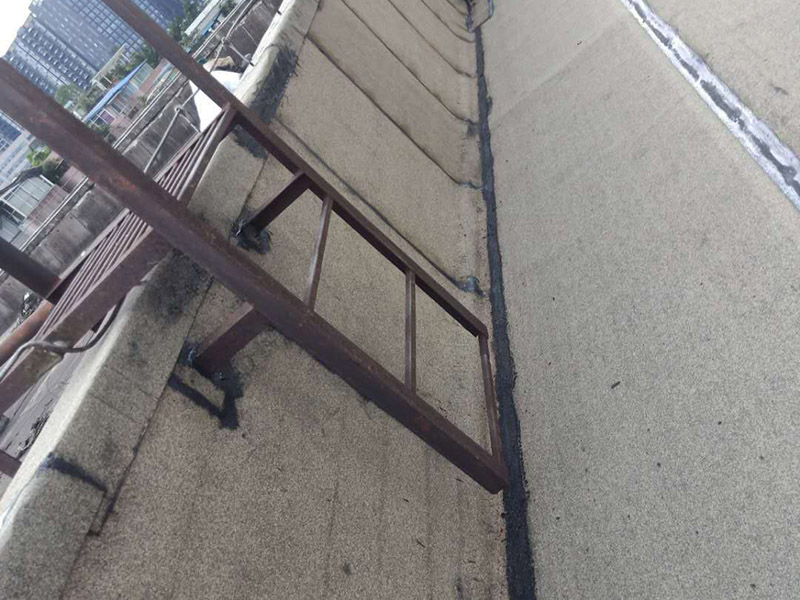 廠房屋頂防水處理：首先，用水泥砂漿找平，同時做好防水層和保護層，然后，檢查基層處理并進行清理，要求不能有任何雜質，且屋面必須保持干燥，否則會直接影響防水效果，最后，根據當天的施工量配置相應的瀝青，并參照從高到低、從遠到近的順序，開始鋪貼屋面防水卷材。
